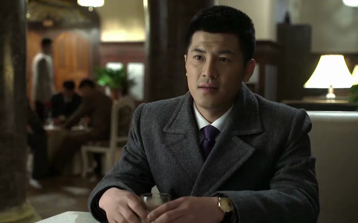 伪装者-明台请郭骑云吃西餐,一身西装太显身材,胡歌演技没的说