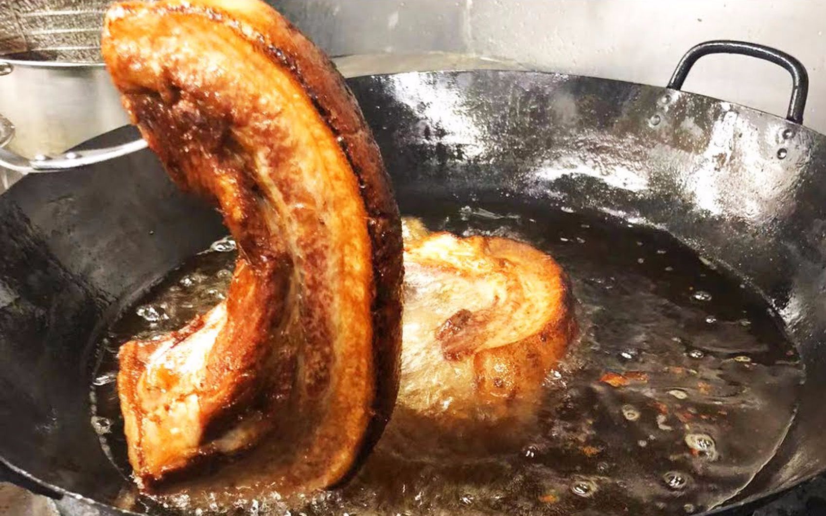 日本的匠人精神,做扣肉必须烫炸煮蒸,配着拉面200一碗!