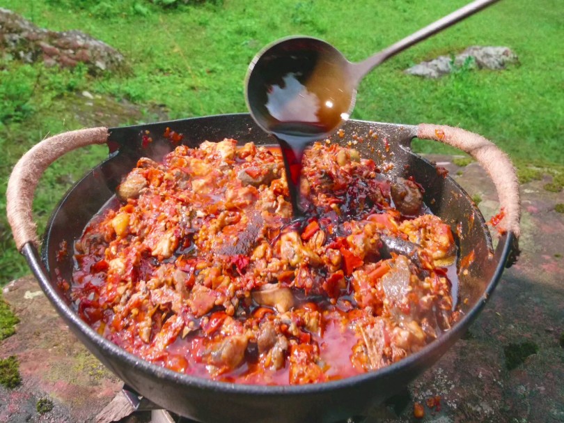 秘境山谷里的糍粑辣子鸡