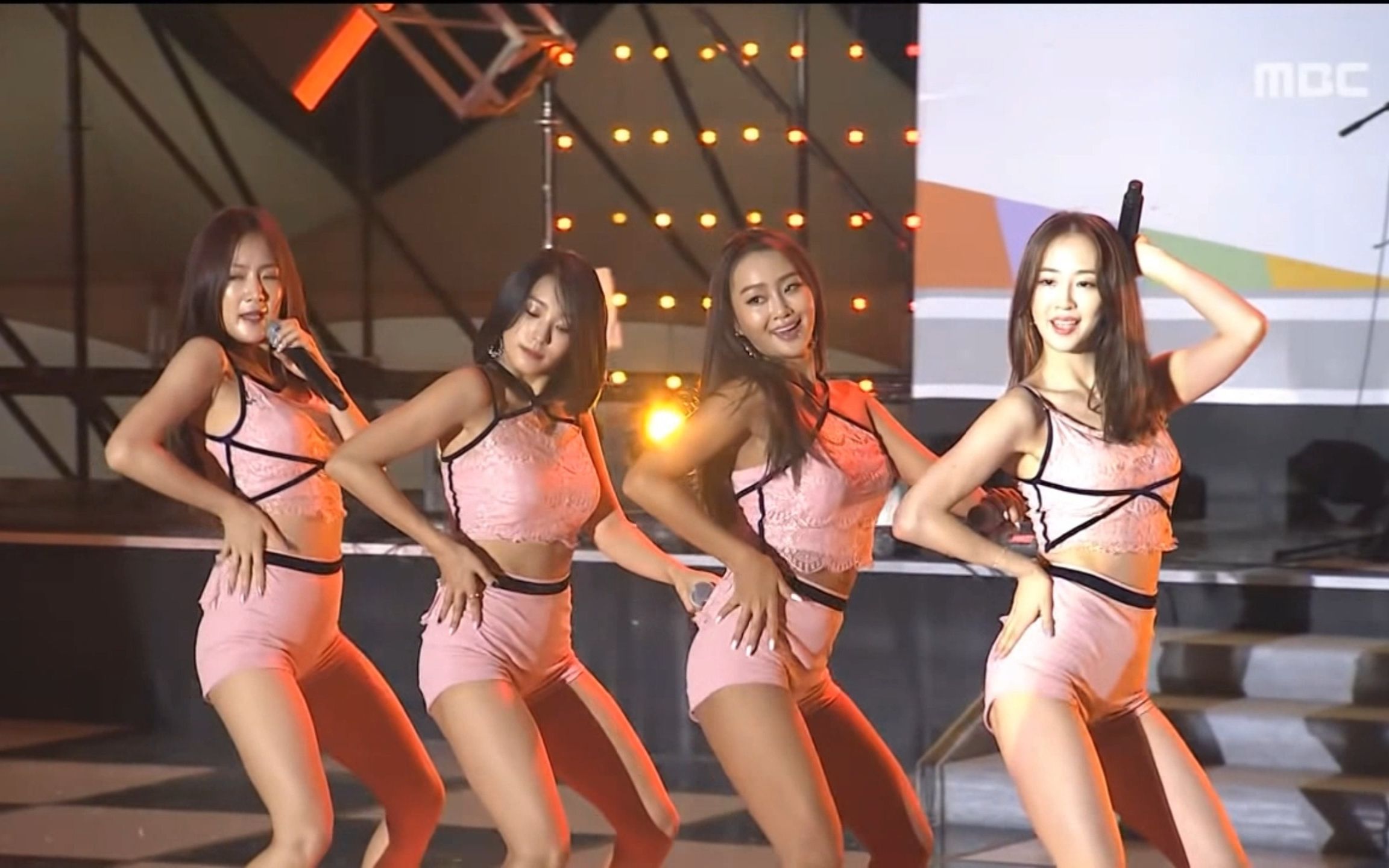 [图]Sistar 性感舞台- I Like That + Shake It + Comment + Ma Boy + Touch My Body