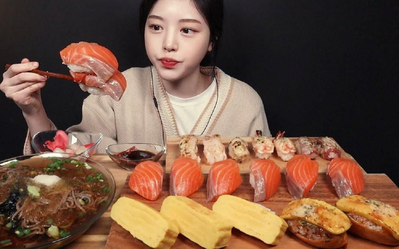 【中文字幕 boki】韩国美食博主 超大鸡蛋寿司|三文鱼寿司|火炙寿司