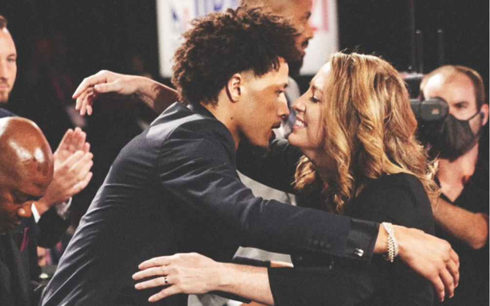 凯德·坎宁安 听到他的名字后,与他的女儿,母亲和父亲分享了片刻 2021