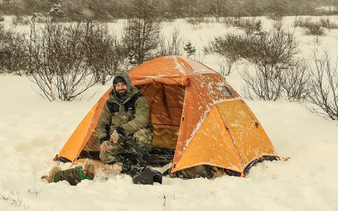 在冰天雪地中露营,荒野户外帐篷野营