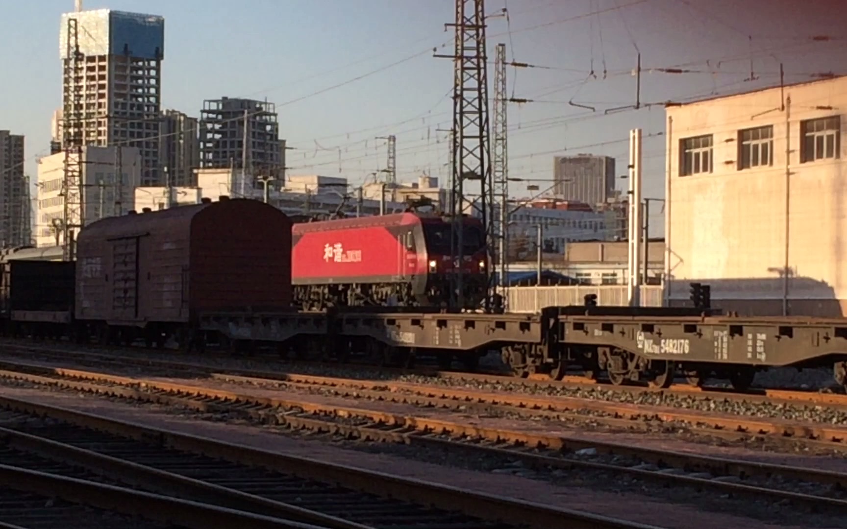 「库存」hxd3d "英雄列车"z13次通过天津四号楼