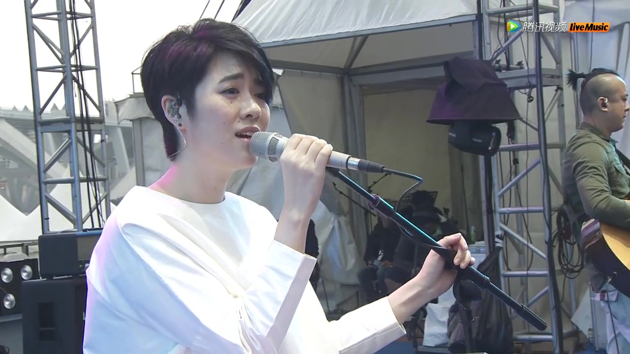 岑宁儿《追光者》(2017简单生活音乐节第二日)_哔哩哔哩 (゜-゜)つロ