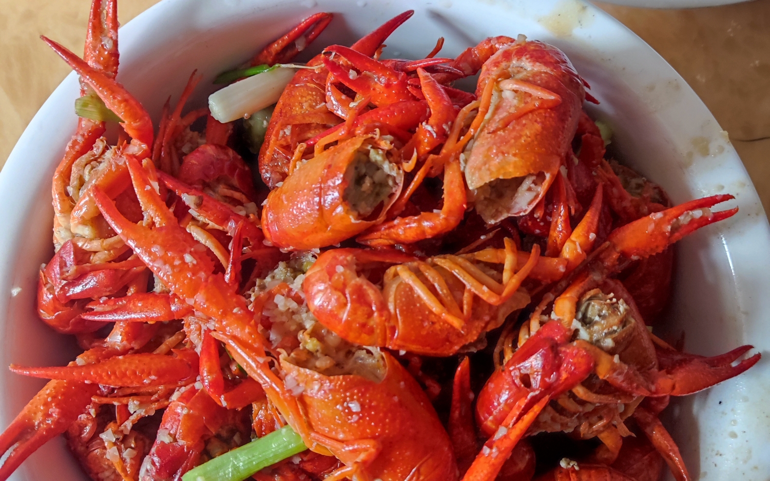 听说,小龙虾跟包子更配哦,两大盆虾一下子就吃完,,包子就有点多了