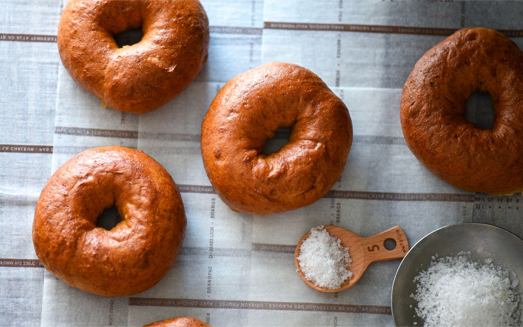 用糖水煮过在烘烤的面包非常香浓,早餐必备~火腿芝士全麦贝果