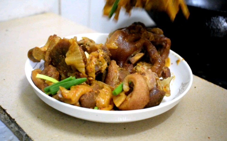 【腊猪蹄炖辣白菜】