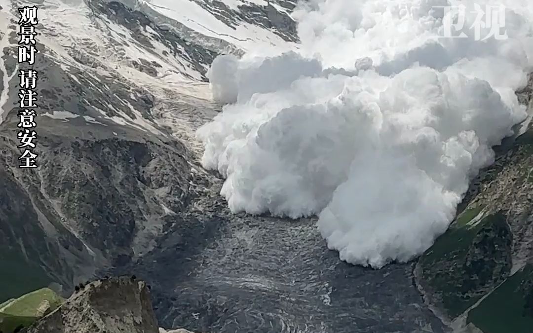 新疆旅游偶遇雪崩,百米雪浪倾泻而下,游客站在安全位置拍下雪崩全程哔哩哔哩bilibili