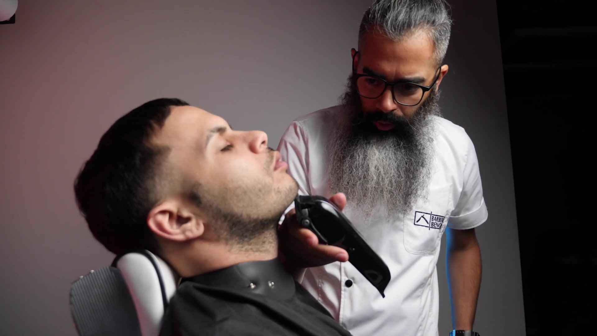 two barbers cut the same person - haircut & style仅供barber学习