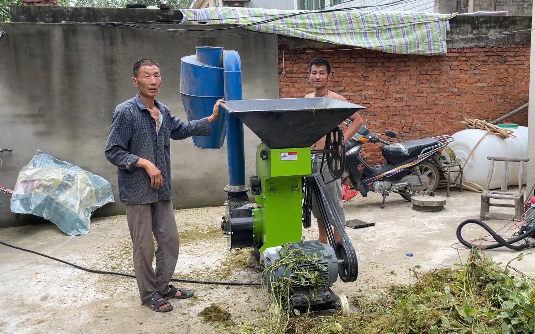 [图]家里的机器打湿花生秧不行，父子俩又重新买一台，铡草效果杠杠的