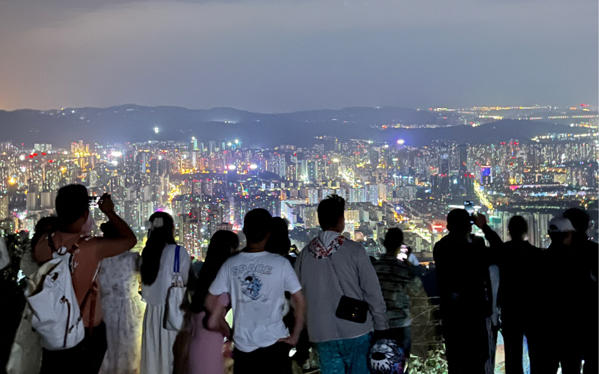 长虫山我来啦,夜爬真的太爽了,作为一个连续爬了三年长虫山的我来说,这次选择了一条更近的小路哔哩哔哩bilibili