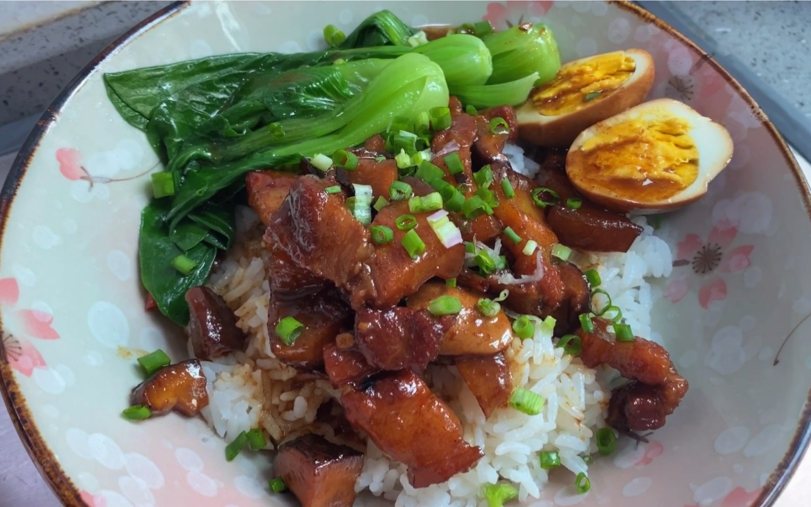 一碗让肉食者黯然销魂的香菇卤肉饭,要来一碗吗?香滑软糯,酱香浓郁.