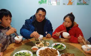 爷爷心疼孙儿不吃饭，桃子姐做一盘现炸小酥肉，外酥里嫩，真解馋