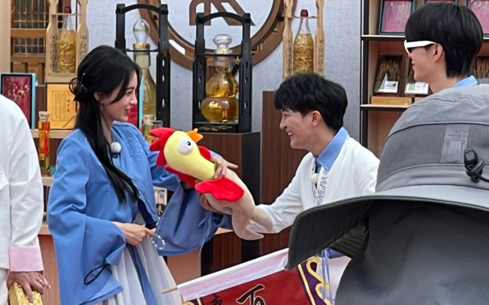 5.25最新周深跑男全员朝鲜服风格蓝粉队好漂亮啊