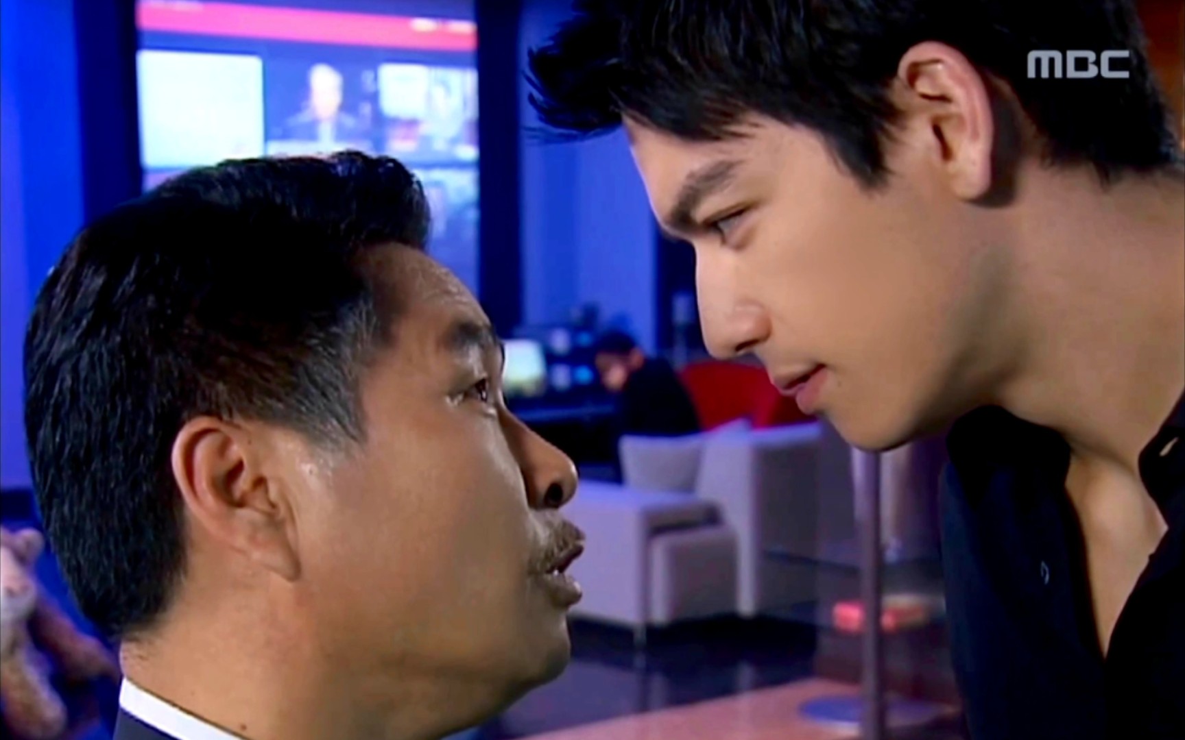 【《甜蜜间谍》cut】韩剧中经典的假扮情侣桥段!丹尼斯吴真的太霸总了