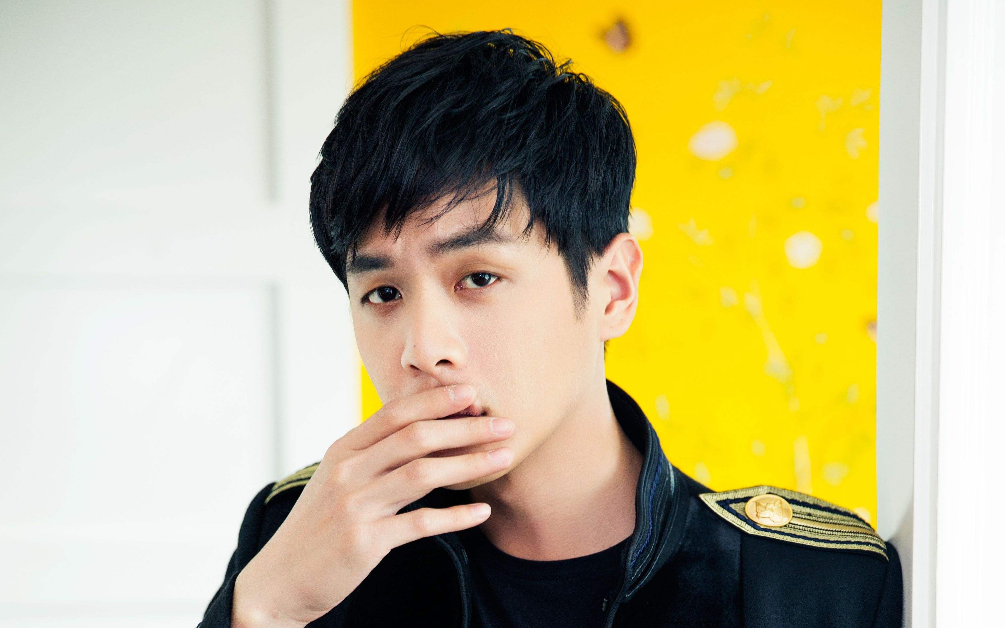 张若昀的手会翘二郎腿?网友:他的手可以单独出道了!