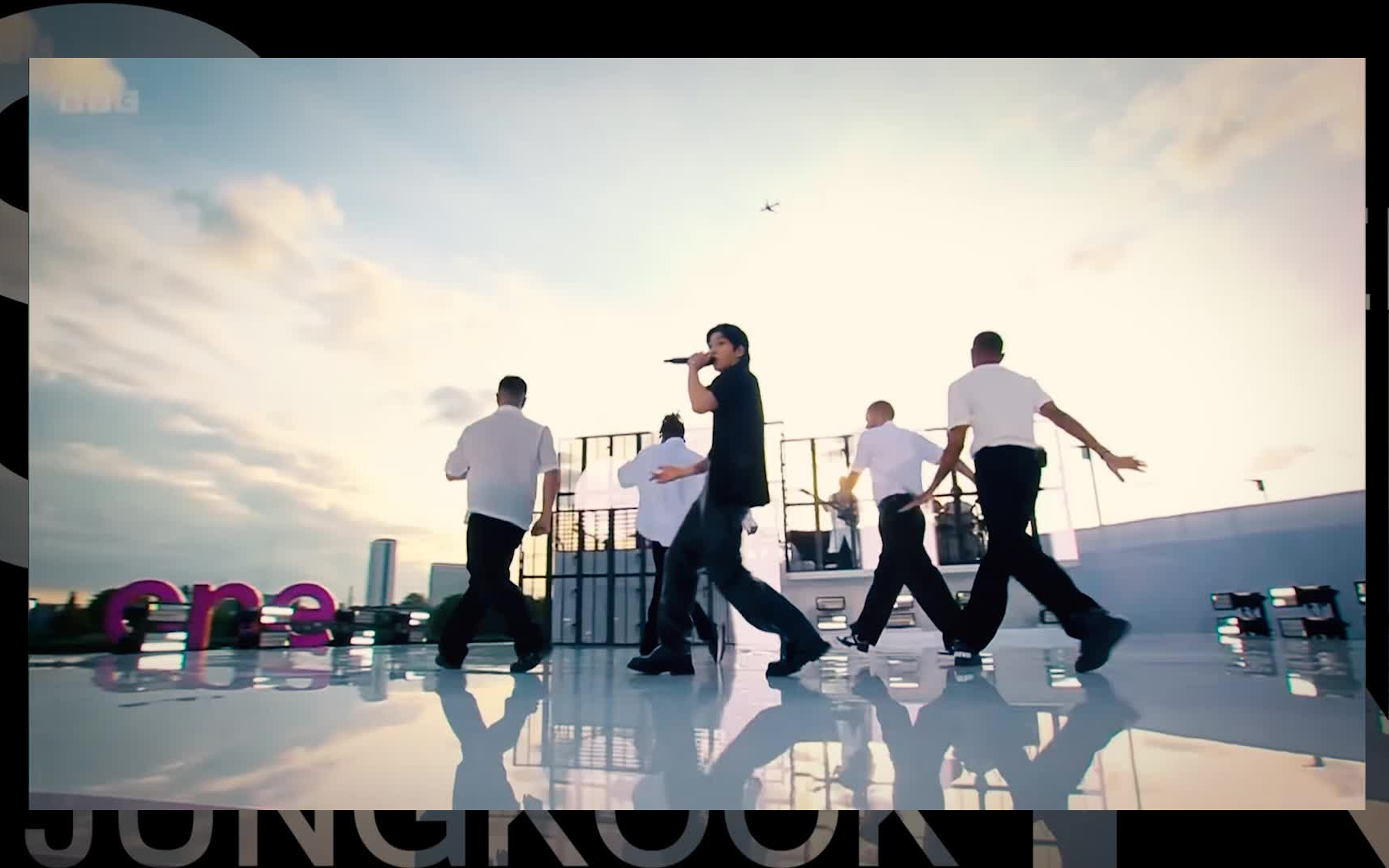 露天户外舞台 现场乐队 和音伴奏 开麦生唱 舞蹈表演,这就是jungkook