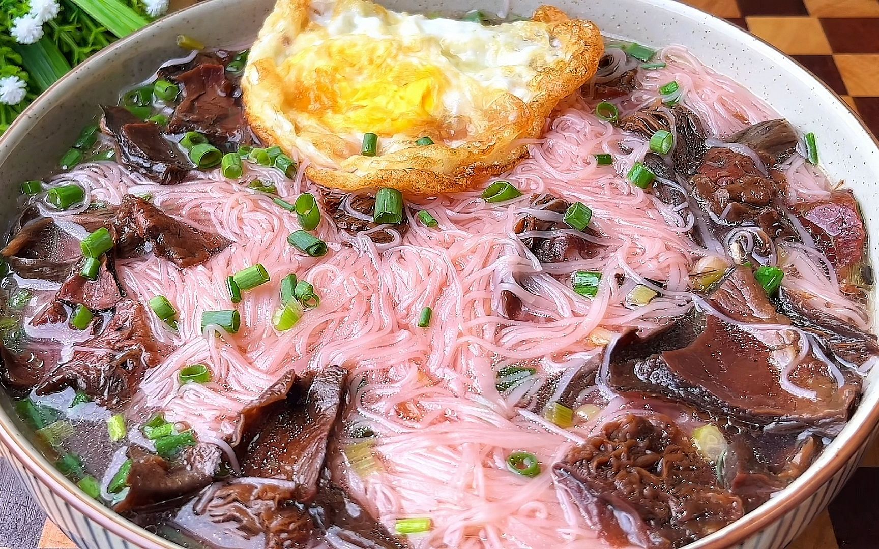 福建特色红菇煮线面,一周吃5次不嫌多,风味独特,酒香浓郁_哔哩哔哩