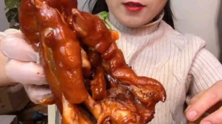 【快手吃播转载】软软糯糯的大猪蹄,一动就脱骨的蒸鸡.美味呀