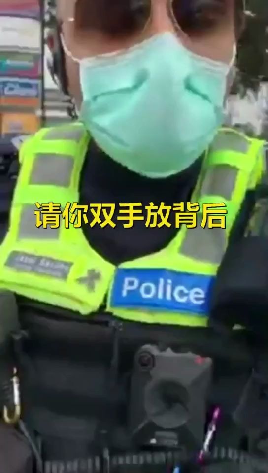 澳帝也这么蛮横!女子试图讲道理,警察直接上手铐哔哩哔哩bilibili