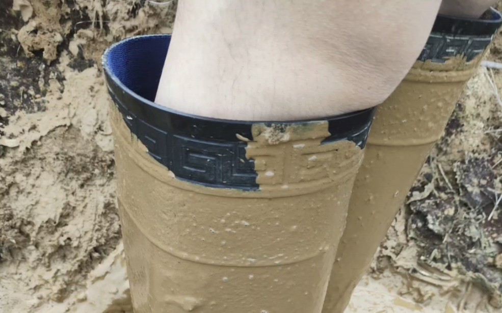 45厘米长筒水鞋踩泥巴