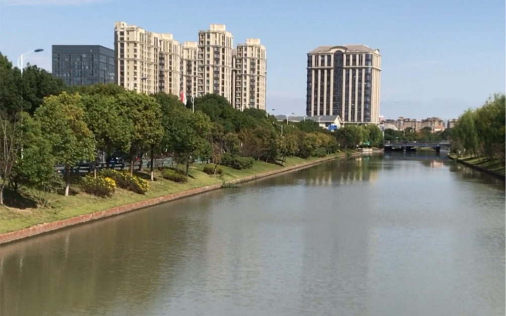 上海街景实拍之川沙新镇的河流与建筑风格