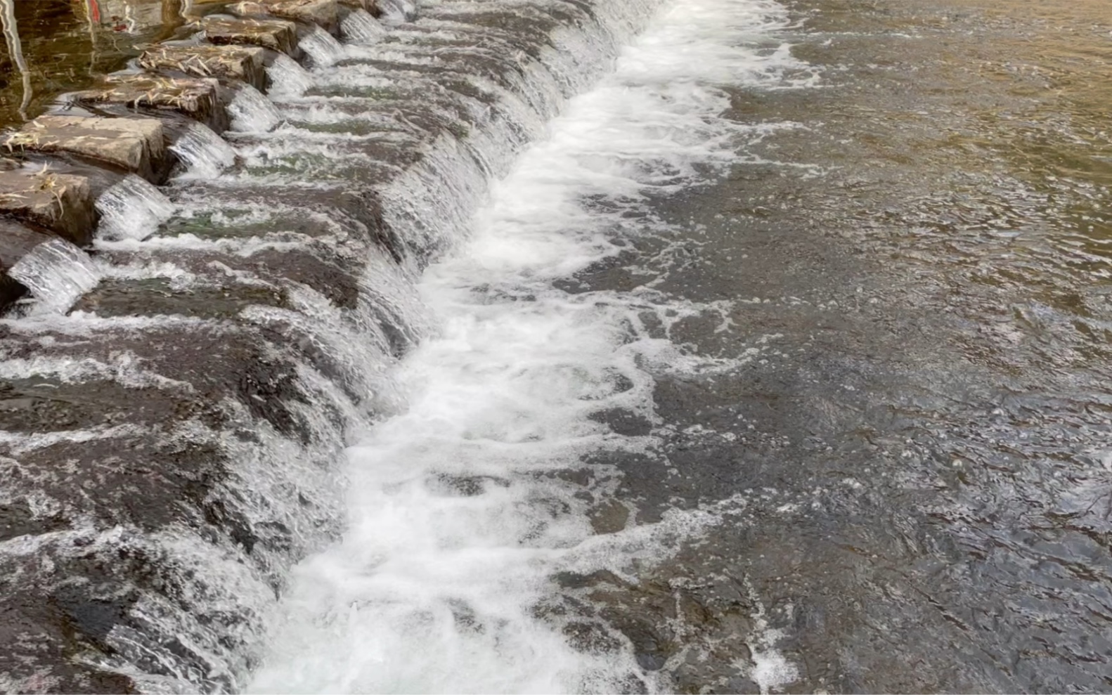 山泉水哗呀呀淅沥沥泚啦啦