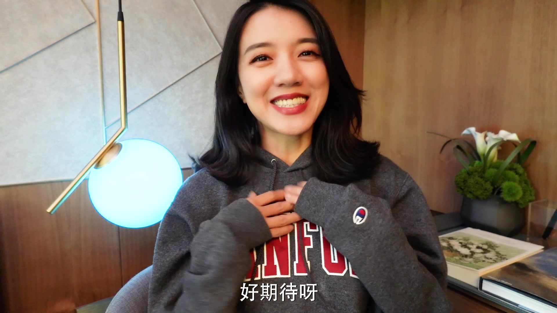 时尚博主小小莎老师体验实地hachi auto无人驾驶通勤车