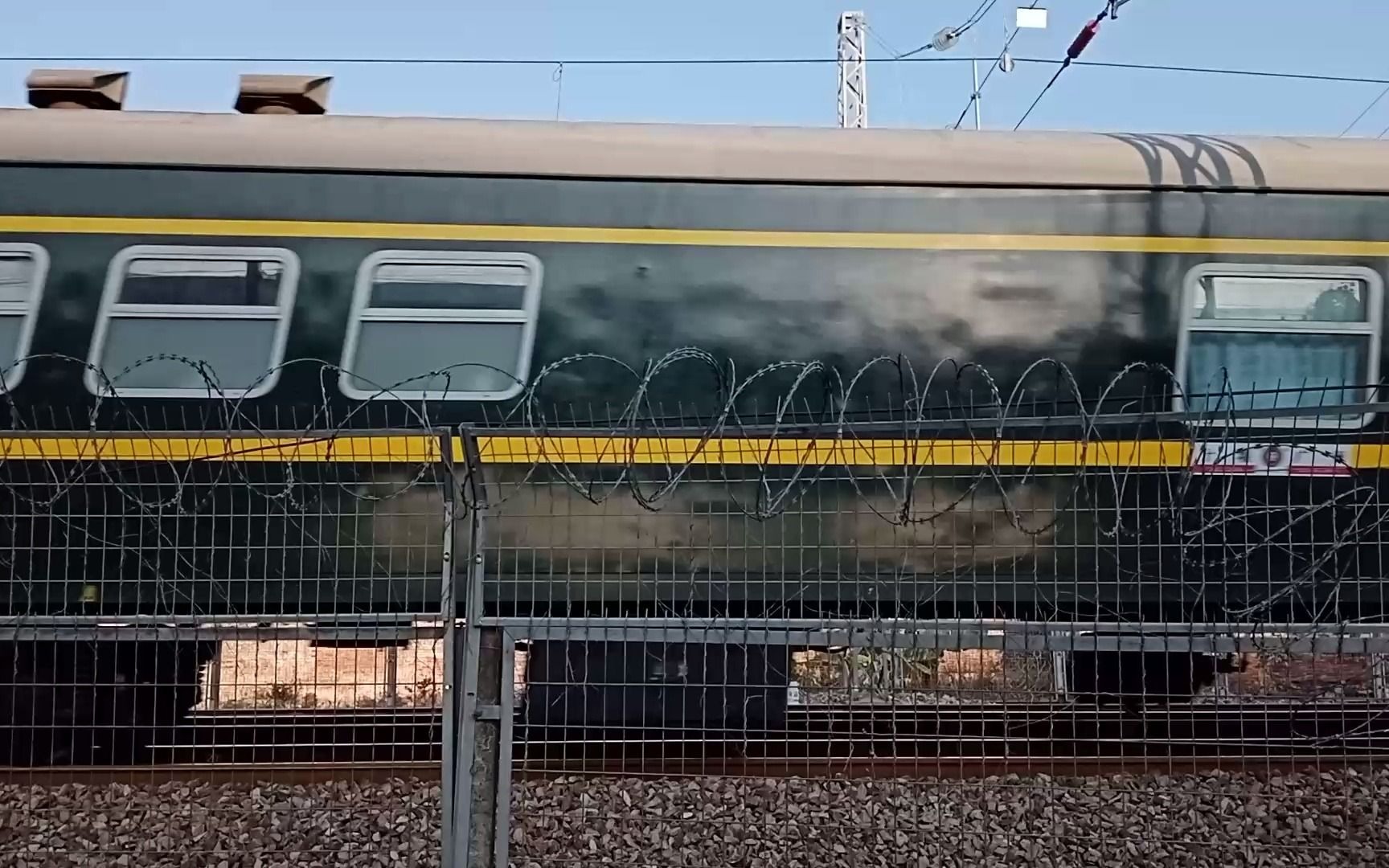 广铁广段的hxd1d型电力机车牵引k642次列车从广州北站附近通过