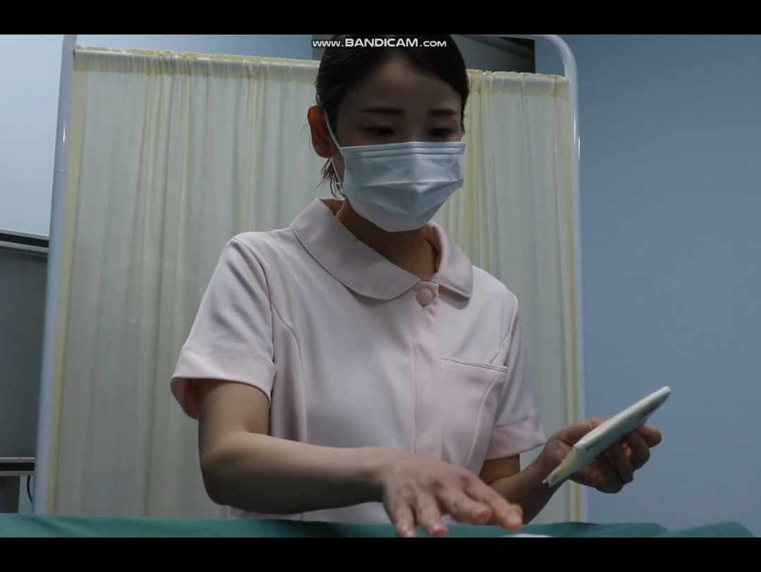 女护士佩戴手术手套准备给病人检查