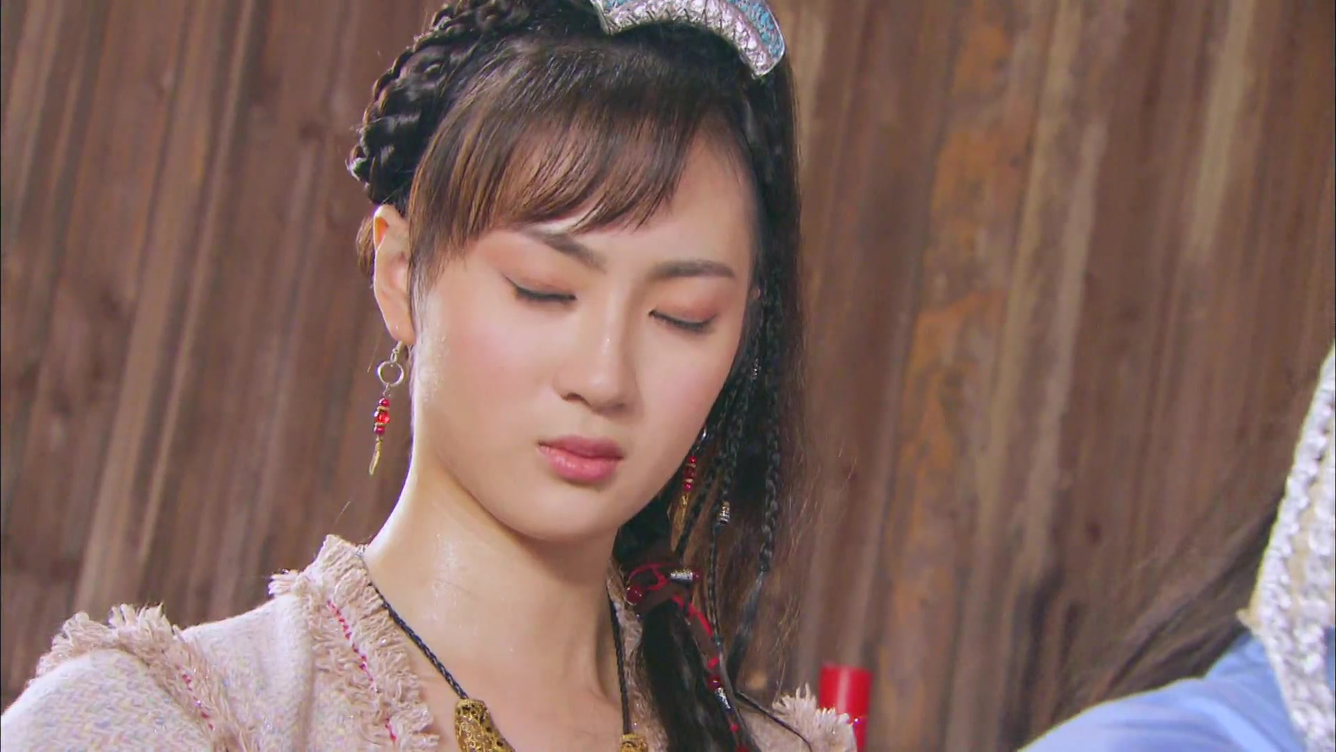 美女运功疗伤李鸾英为薛丁山运功疗伤脖子胸口肌肤很多汗水