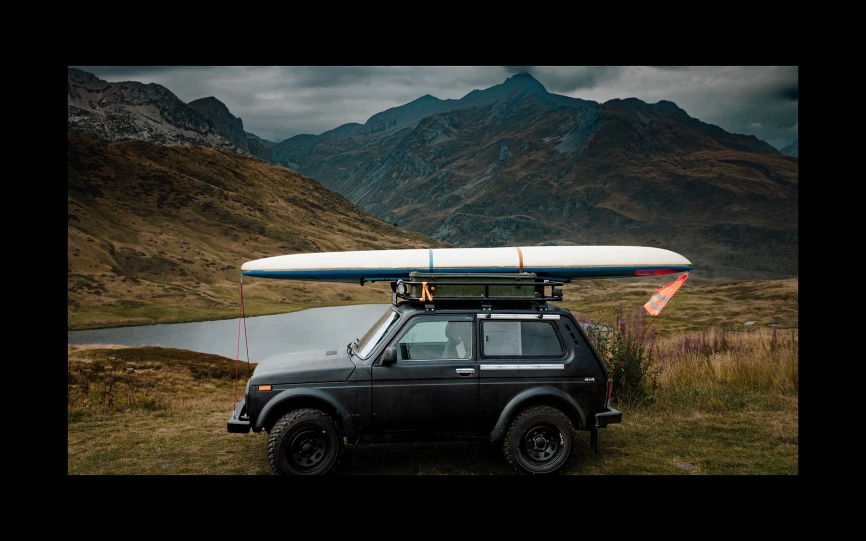 乘坐微型露营车拉达尼瓦穿越阿尔卑斯山追逐美景的公路旅行