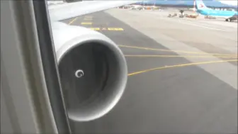 Download Video: 波音777。GE90-115B发动机起动和全功率输出。国泰航空