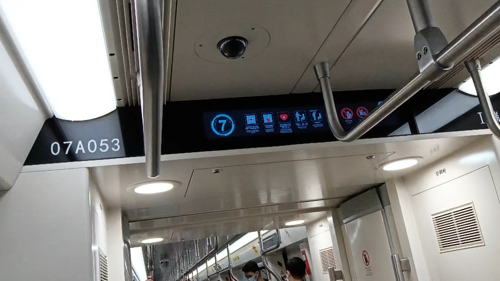 广州地铁7号线 西延段新车 车厢连接处lcd实录