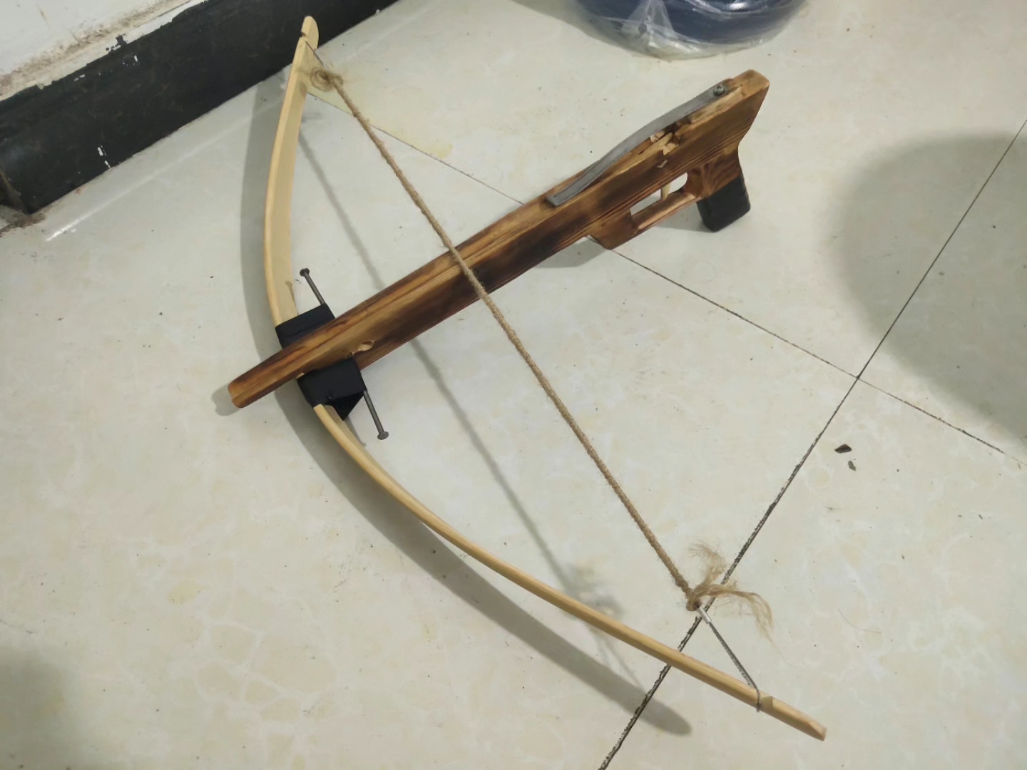 国外小伙 手搓末日木质十字弩09