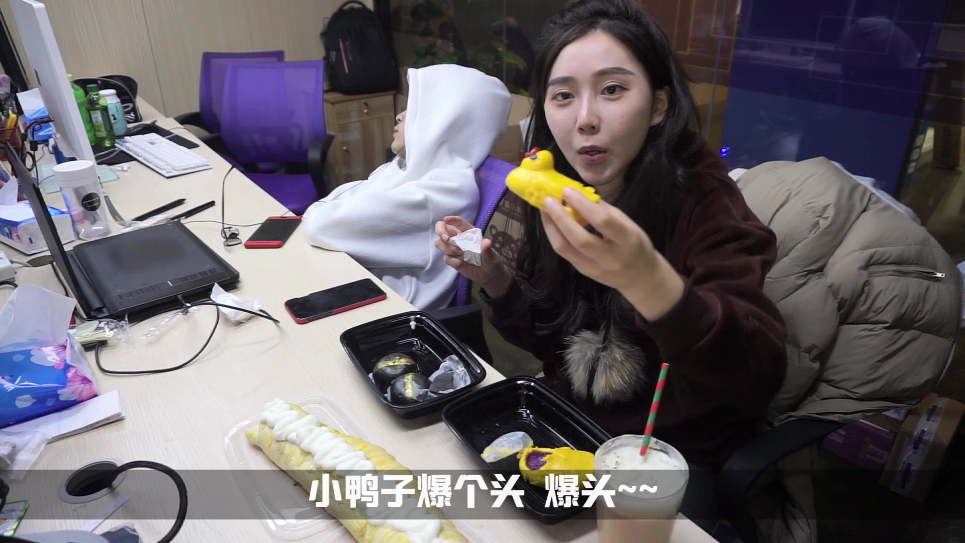 大胃王米米挑战巨型毛毛虫