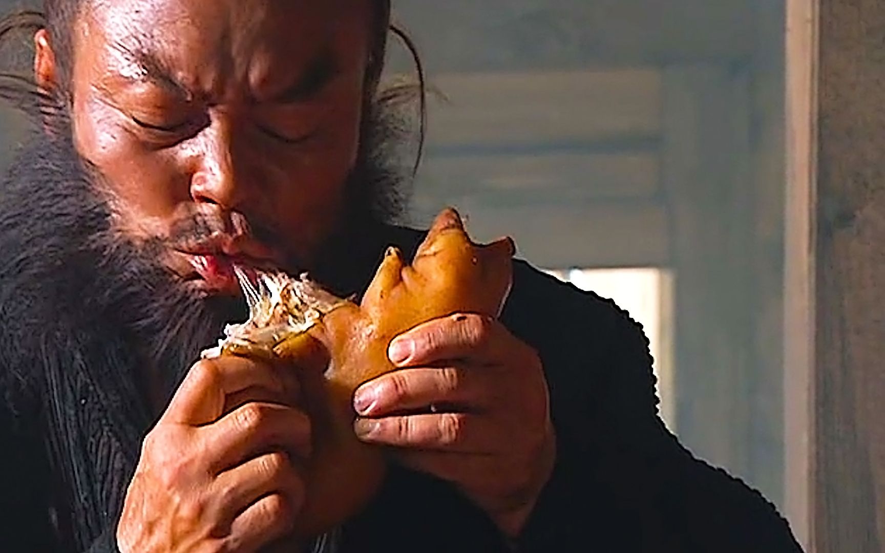 影视里吃猪蹄能有多香,秘制卤猪蹄配好酒,李逵大口啃猪蹄贼香