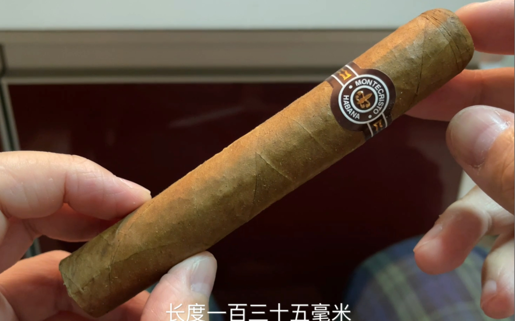 雪茄测评: Montecristo: Edmundo 蒙特 艾蒙多 长度135mm 环径52mm,劲道2.8 饱满度3.0,前段可可木香,中段后爆发出蒙特的主线哔哩哔哩bilibili