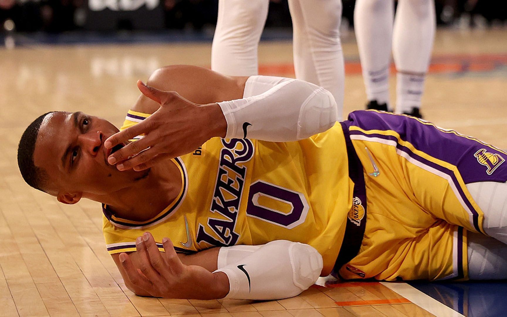 湖人惜败尼克斯的原因,威少的僵尸跳投和三分回来了,mvp回来了_哔哩