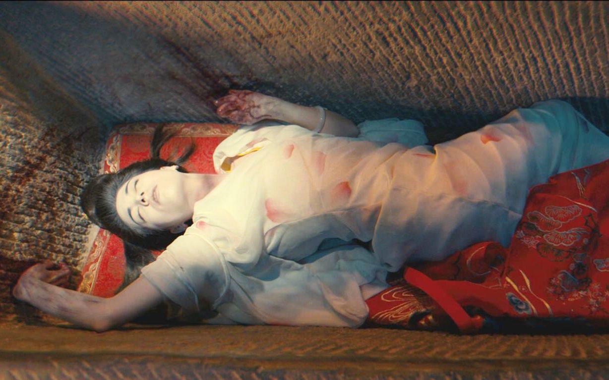 女子为了活命假装死去放进棺材里之后没想到悲剧发生了