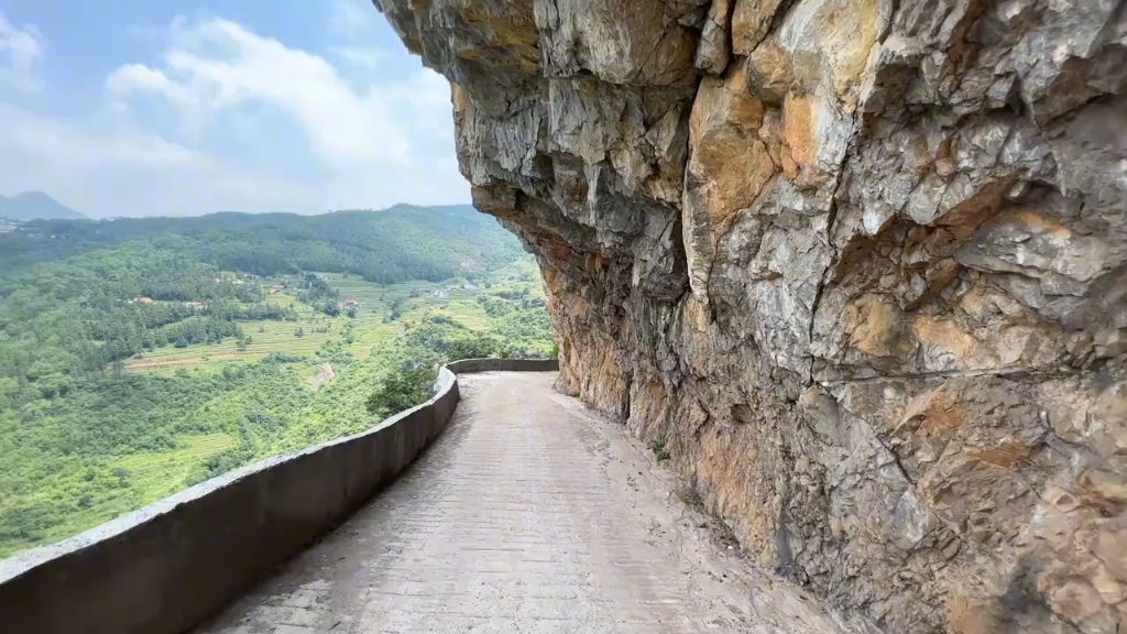 贵州悬崖上发现一挂壁公路,走在上面胆战心惊,吓退不少女司机