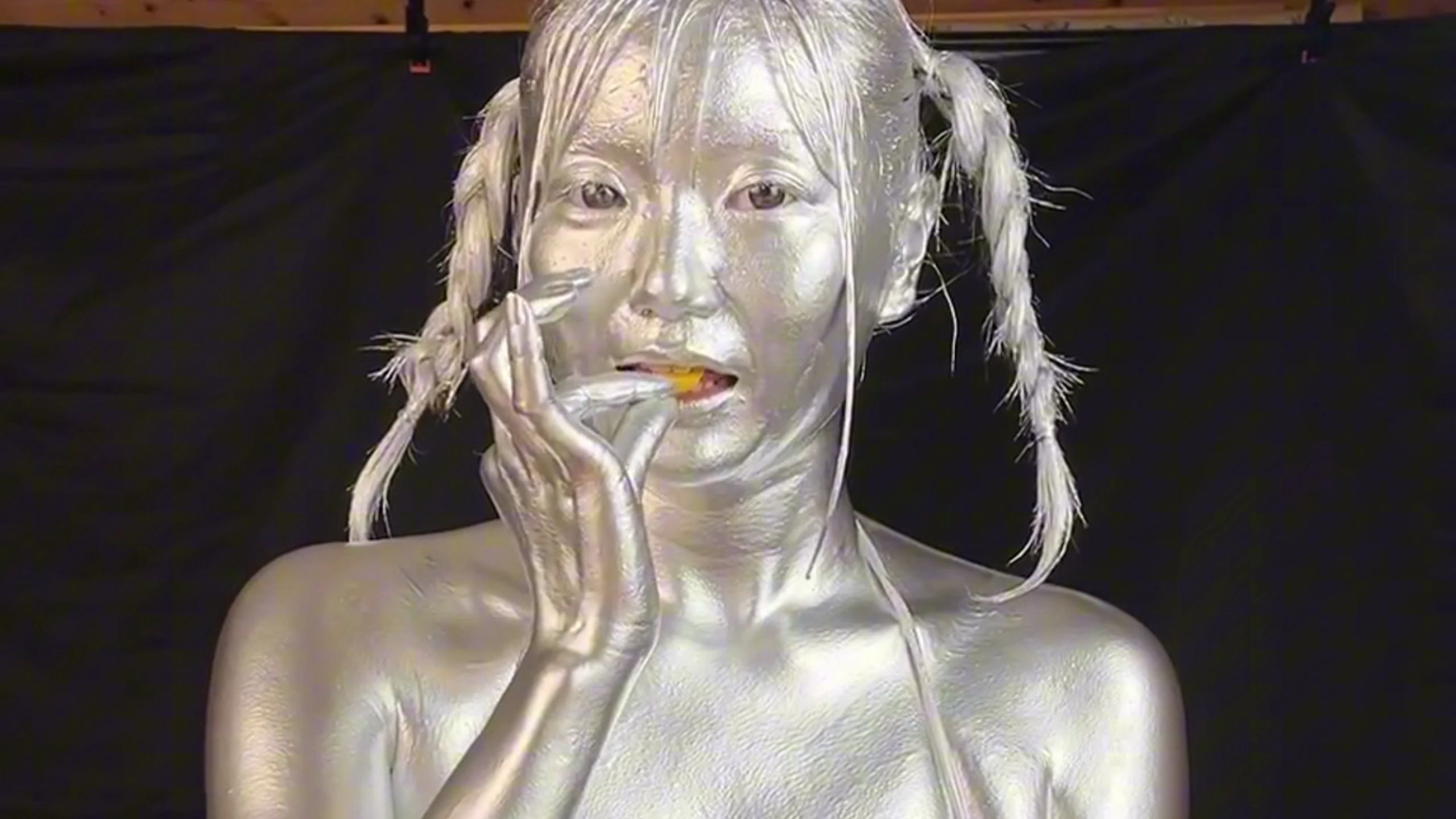 超级可爱的小姐姐体验银粉特效化妆,化妆到一半还肚子饿了