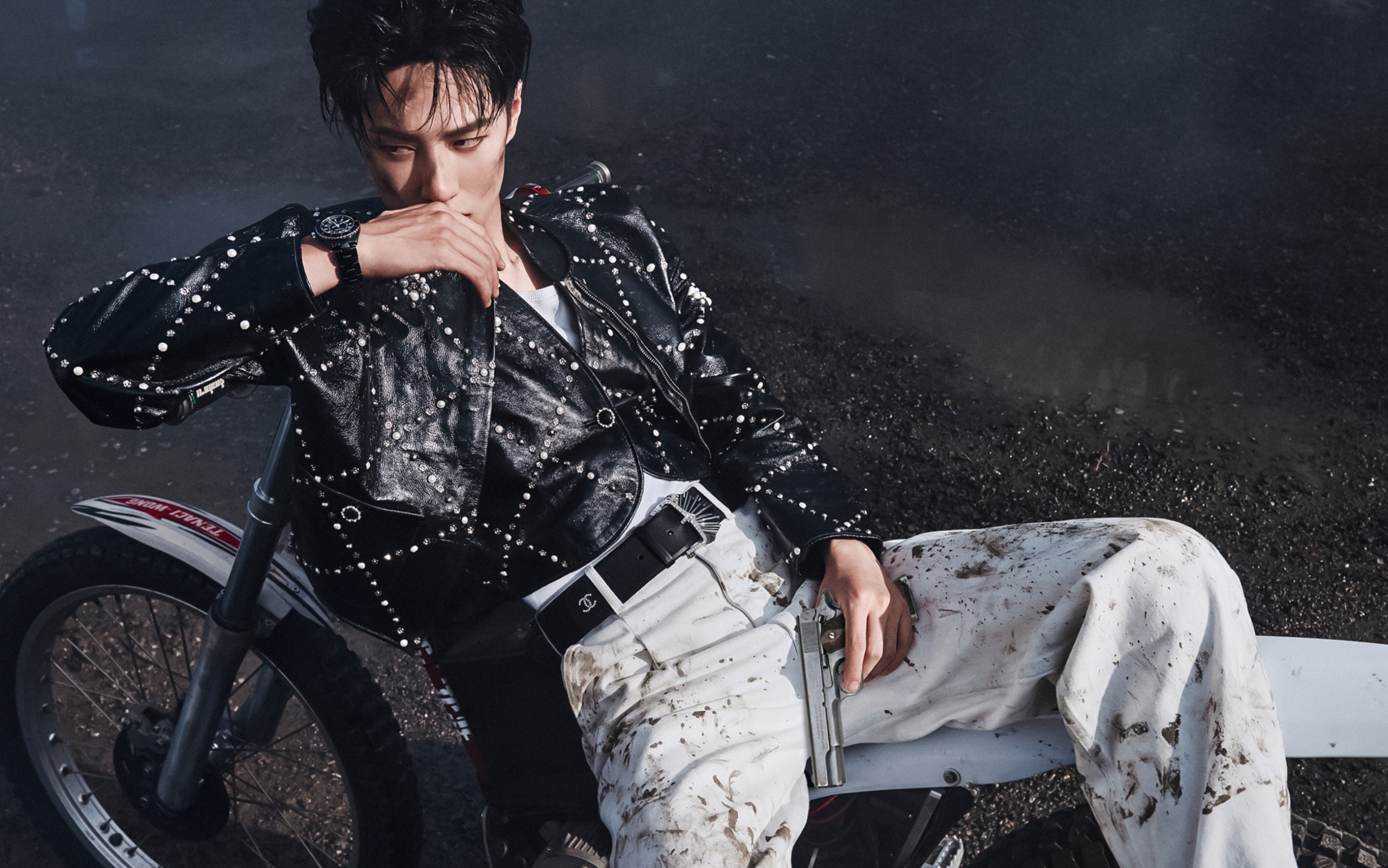 【王一博】211009 智族gq银十封面:废墟大片