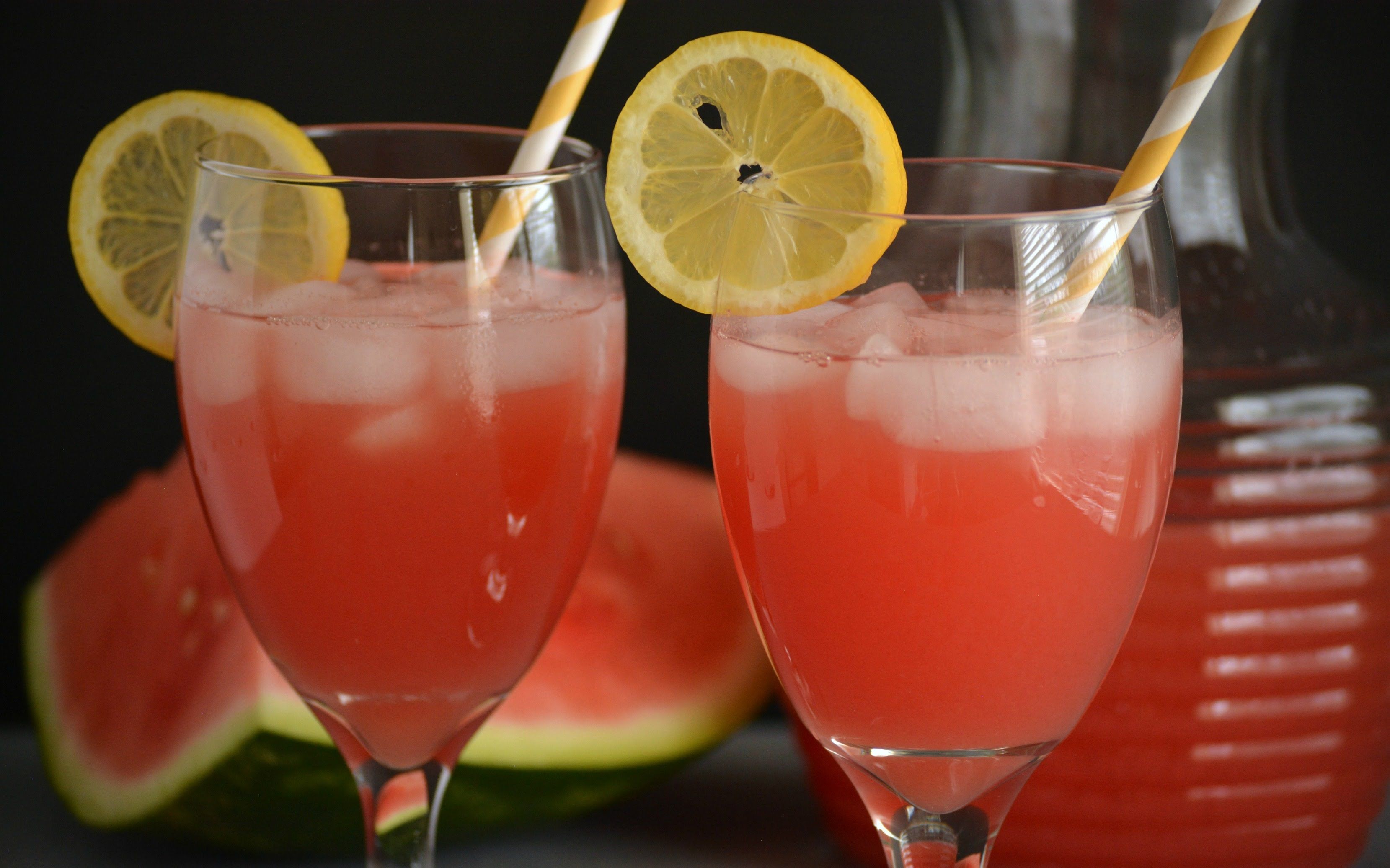 今晚的夜宵甜食,来个饮品吧,自制的柠檬西瓜汁,健康清爽,抓住秋老虎的