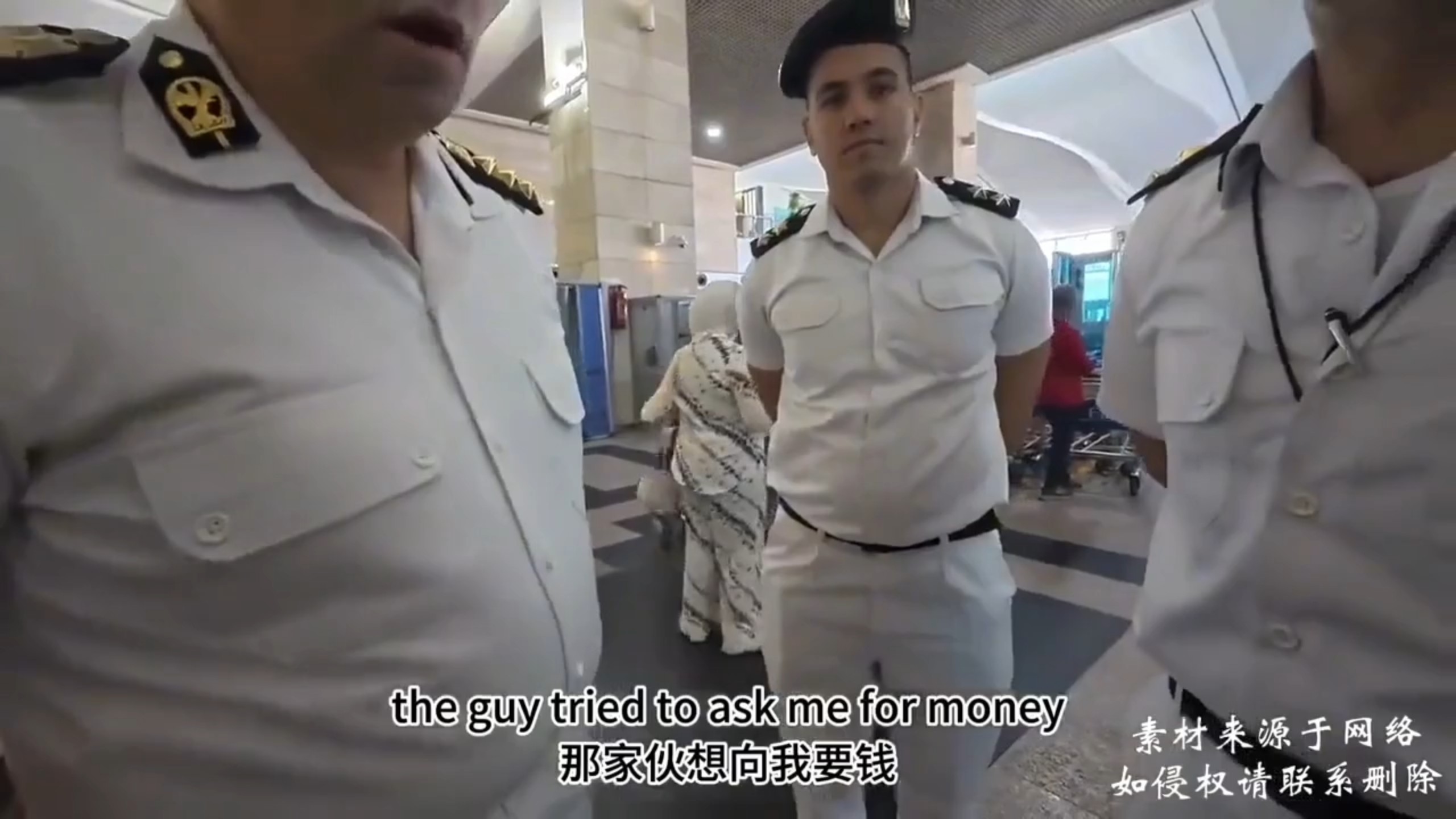 机场安检索要小费，中国旅客直接拒绝，太解气！