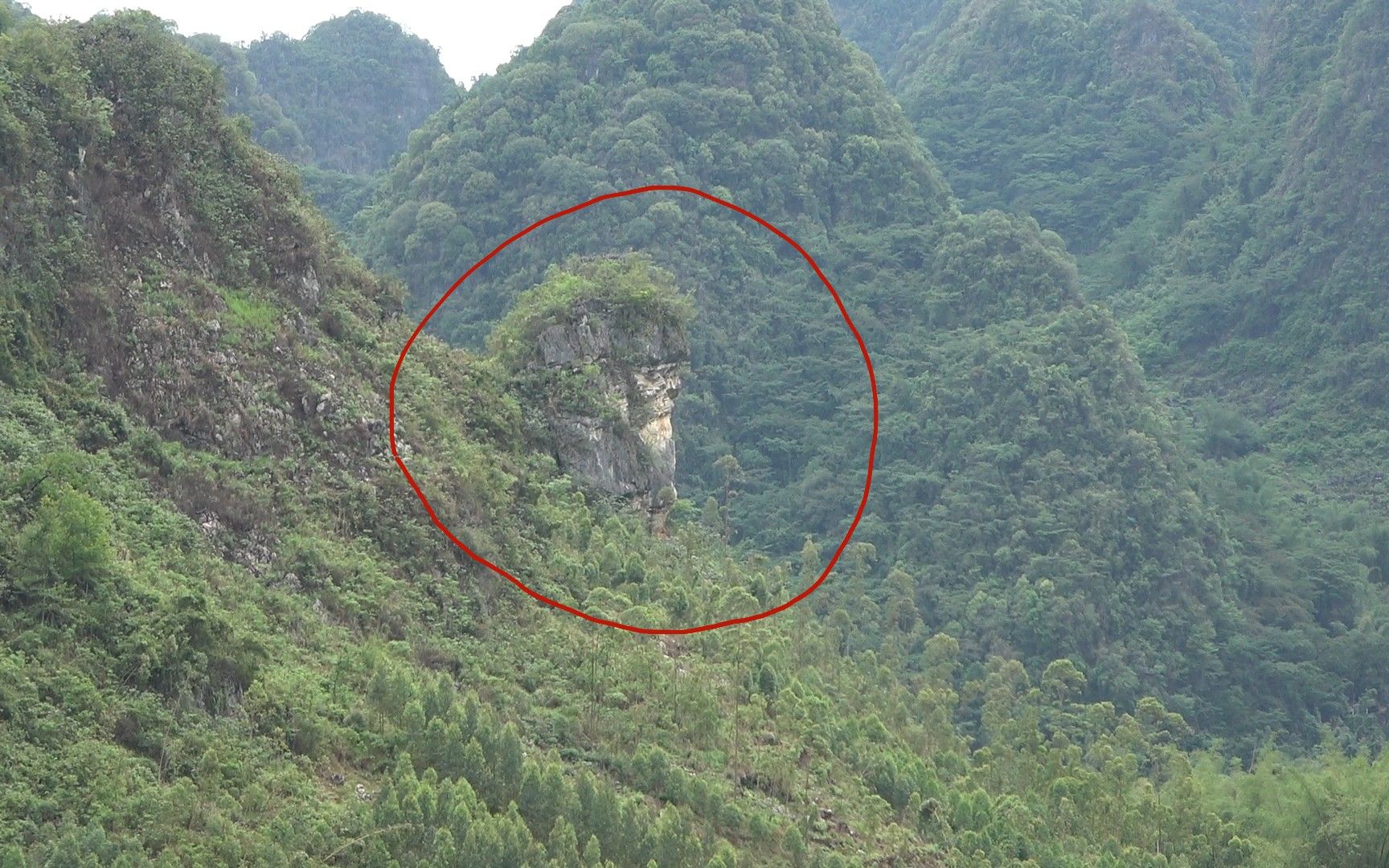 农村发现一座人脸石山,山峰露出沉重的面容观望前方,壮观了哔哩哔哩bilibili