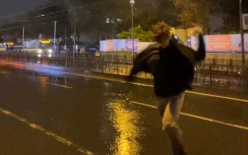 [图]看他雨中跳舞是谁羡慕了！