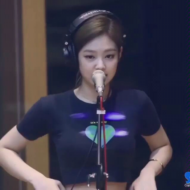 blackpink jennie用力拔麦克风