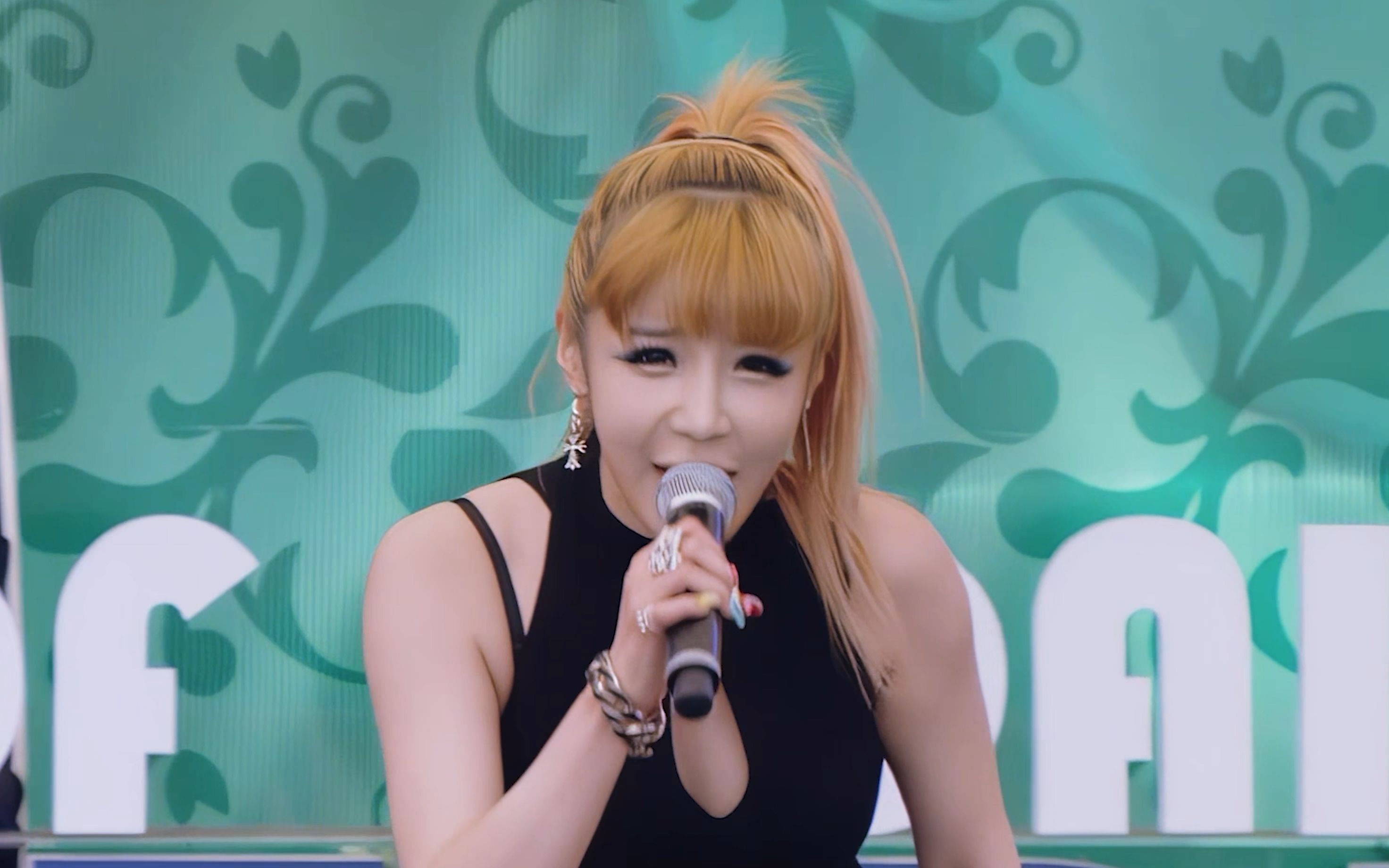 [图]【4K LIVE】2NE1 - Scream (120828 2NE1 Mezamashi Live)